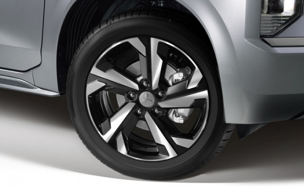xpander-facelift-new-17-two-tone-alloy-wheel